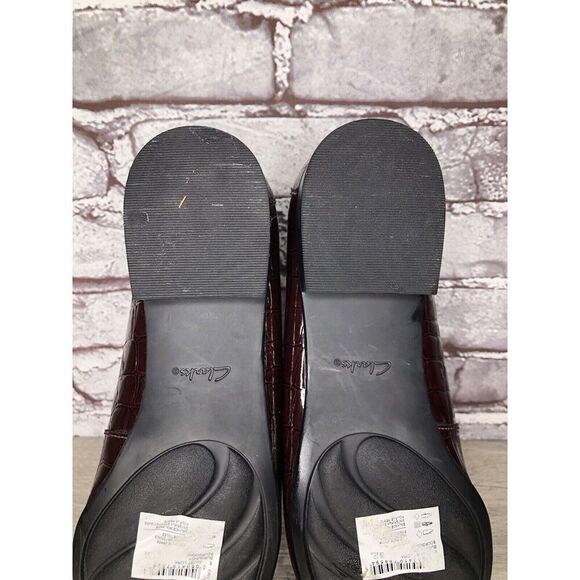 Clarks Collection Burgundy Patent Slip On Croc-Embossed Loafers Women Sz 9.5M US - Picture 12 of 16